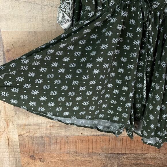 Sage The Label Deep V Neck Shorts Romper Green White Size Large - Picture 5 of 8